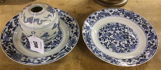 Chinese late Ming blue and white ovoid jar & pair of Kangxi blue and white plates, 17th / 18th century(-)